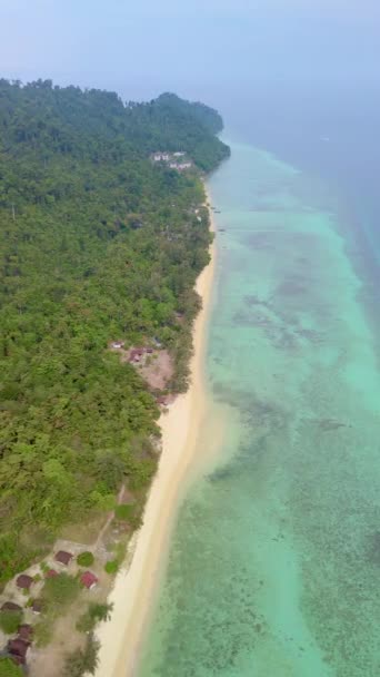 パームツリーと柔らかい白い砂を持つ熱帯の島コンガイでのドローン空中ビューとコ ンガチャンタイのタービュー — ストック動画