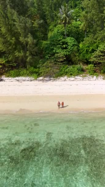 Een Koppel Lopen Het Strand Drone Luchtfoto Bij Koh Ngai — Stockvideo
