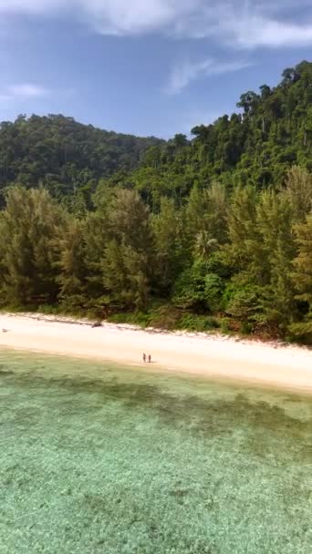Casal Caminhando Praia Vista Aérea Koh Ngai Uma Ilha Tropical — Vídeo de Stock