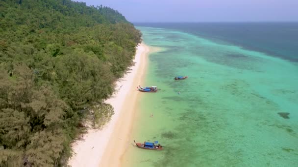 Koh Ngai热带岛屿 有棕榈树和柔软的白沙 在Koh Ngai Trang Thailand有一个草屋色的海洋 — 图库视频影像