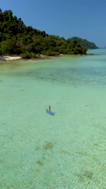 Drone Vista Aérea Koh Kradan Una Isla Tropical Con Palmeras — Vídeos de Stock