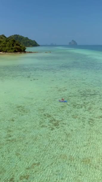 Mujer Una Mesa Sup Océano Azul Koh Kradan Una Isla — Vídeos de Stock
