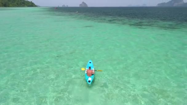 Jovens Caiaque Oceano Azul Koh Kradan Uma Ilha Tropical Com — Vídeo de Stock