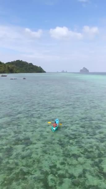 Egy Kajakos Fiatalember Koh Kradan Kék Óceánnál Drónkilátás Egy Kajakos — Stock videók