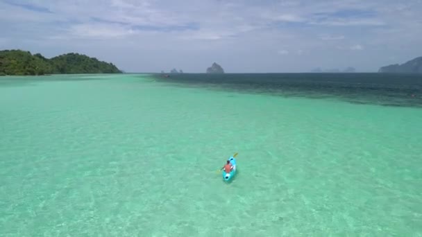 Homem Jovem Caiaque Oceano Azul Koh Kradan Uma Ilha Tropical — Vídeo de Stock
