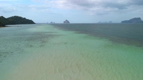 パームの木が柔らかい白い砂とトロピカルな島コ クラダンタイのカラー海 — ストック動画