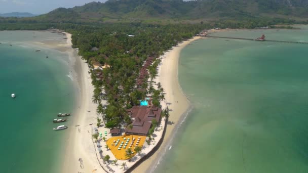 位于泰国Trang的热带岛屿Koh Muk的无人机鸟瞰图 岛上有棕榈树 柔软的白沙和一个草屋色的海洋 — 图库视频影像
