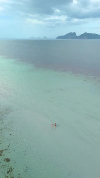 Drón Légi Kilátás Koh Kradan Naplementekor Egy Trópusi Sziget Pálmafákkal — Stock videók