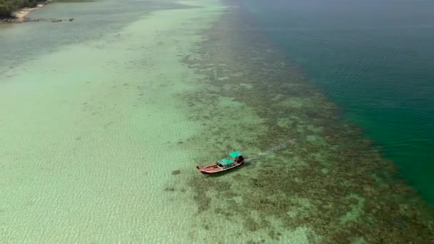 在Koh Kradan热带岛屿上 有一个草屋色的海洋 在Koh Kradan岛海滩上有蓝海 有长尾船 — 图库视频影像