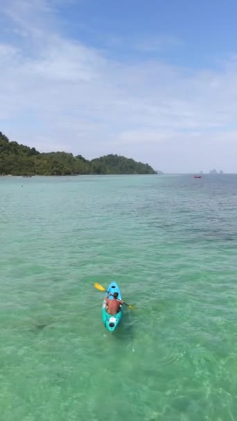 タイの熱帯島Koh Kradanで青い海でカヤックで若い男性 — ストック動画