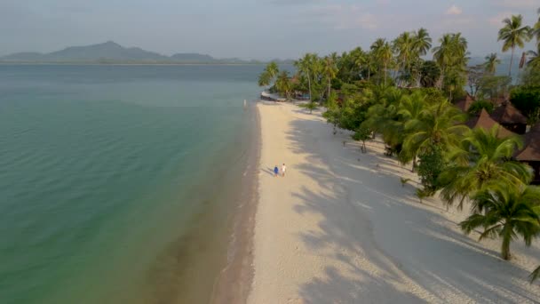 Paio Uomini Donne Piedi Sulla Spiaggia Koh Muk Isola Tropicale — Video Stock