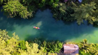 Koh Chang Adası Tayland ormanında kano içinde bir çift, Koh Chang mangrove ormanında bir kano içinde erkekler ve kadınlar..