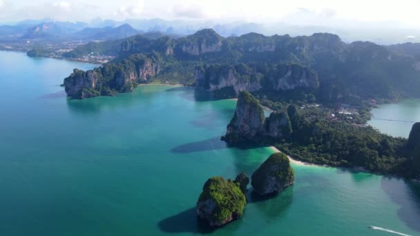 Рейлі Біч Крабі Таїланд Тропічний Пляж Різнокольоровим Океаном Вид Дрона — стокове відео