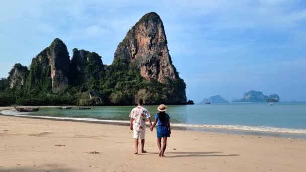 泰国克拉比铁路海滩是一个热带海滩 有一个草屋色的海洋 一对男女在海滩上散步 欧洲男人和亚洲女人在海滩上散步 — 图库视频影像