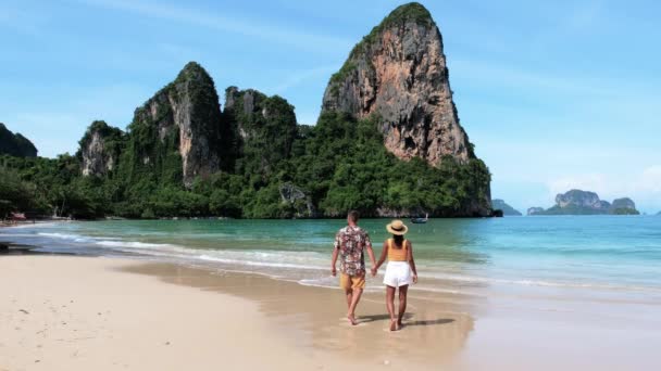タイのレイライビーチクラビーチは タービューの色の海 数人の男性と女性がビーチを歩いている熱帯ビーチです ビーチを歩くヨーロッパの男性とアジアの女性 — ストック動画
