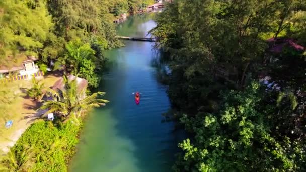 Koh Chang Adası Tayland Ormanında Kano Içinde Bir Çift Koh — Stok video