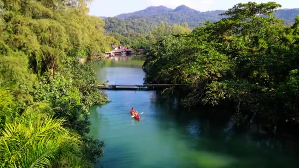 Vue Dessus Couple Kayak Dans Jungle Koh Chang Island Thaïlande — Video