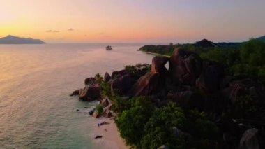 Anse Source, La Digue Adası Seyşeller 'de güzel bir gün batımı, La Digue Seyşeller' in insansız hava aracı, gün batımında tropikal adanın kuş bakışı manzarası.