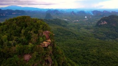 Ejder Tepesi Dağı Khao Ngon Nak Krabi Tayland, Ejderha Tepesi veya Khuan Sai Yengeç 'deki Khao Ngon Nak Doğa Yolu