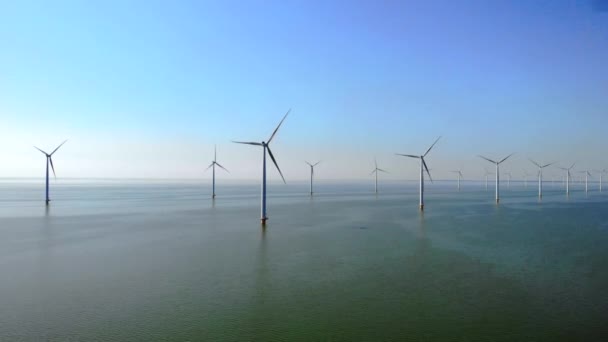 Turbiny Wiatrowe Wytwarzające Elektryczną Zieloną Energię Koncepcją Niebieskiego Nieba Zielonej — Wideo stockowe