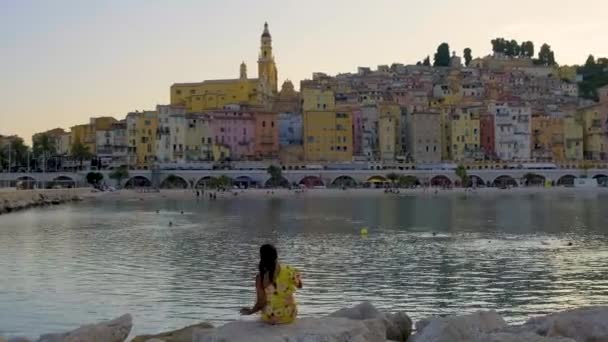 Colorido Casco Antiguo Menton Riviera Francesa Francia Atardecer Mujer Mirando — Vídeos de Stock