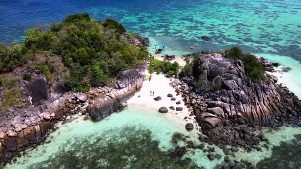 아일랜드 태국에서 남성과 여성의 산호초 스노클링 장소와 리프의 해안에 섬입니다 — 비디오