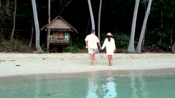 Mladý Pár Mužů Žen Tropickém Ostrově Thajsku Koh Wai Island — Stock video