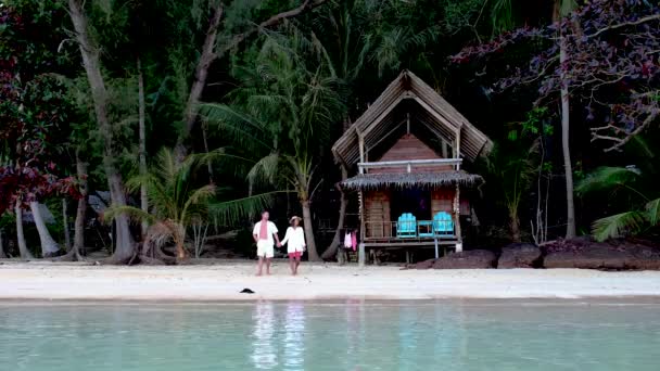 Par Hombres Mujeres Una Isla Tropical Tailandia Por Noche Koh — Vídeo de stock