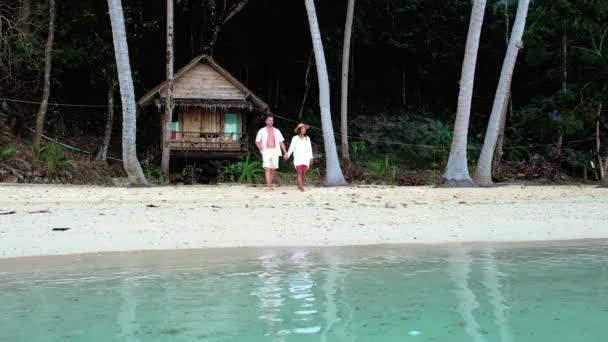 태국의 섬에있는 남성과 여성의 해변에 대나무 오두막 방갈로와 근처의 섬입니다 — 비디오