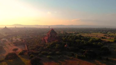 Bagan Myanmar, İHA hava görüntüsü tapınaklar ve eski UNESCO tarihi Bagan sahasında eski pagodalar ile gün doğumu