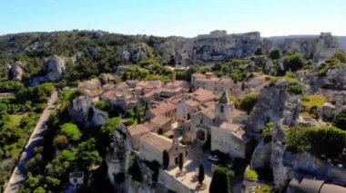 Les Baux de Provence köyü, kaya oluşumunda ve kalesinde. Fransa Avrupa, Alpiller 'in kalbindeki kaya görüntüsü Baux Şatosu tarihi Unesco köyü