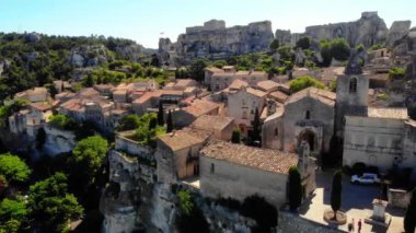 Les Baux de Provence köyü, kaya oluşumunda ve kalesinde. Fransa Avrupa, Alpiller 'in kalbindeki kaya görüntüsü Baux Şatosu tarihi Unesco köyü