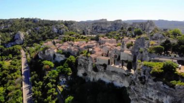 Les Baux-de-Provence, Provence, Fransa, Alpillerin kalbindeki kaya insansız hava aracı manzarası Baux Şatosu tarihi Unesco köyü