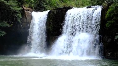 Koh Kood Adası Tayland Şelalesi, Khlong Şelalesi Koh Kood Tayland yağmur ormanları.