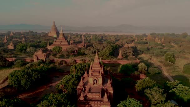 カップルは バガンミャンマーの日の出を訪問し 古いバガンの歴史的なユネスコのサイトで寺院や古い塔でドローン空中ビューの日の出を参照してください — ストック動画