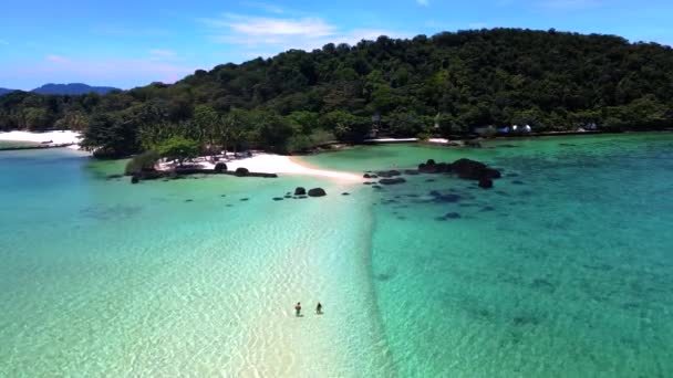 Couple Walking Beach Koh Kham Trat Thailand Aerial View Tropical — Stock Video