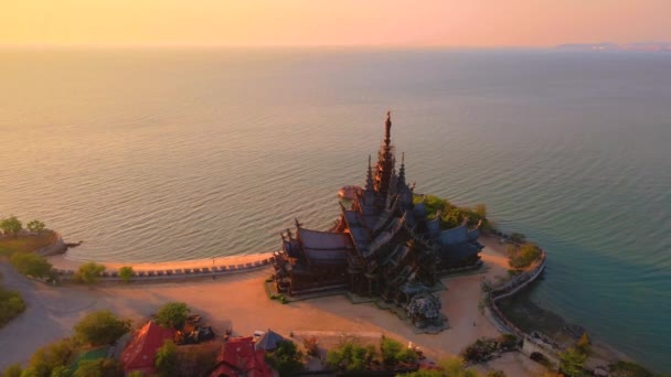 Святилище Истины Паттайя Таиланд Деревянный Соблазн Берегу Океана Время Заката — стоковое видео