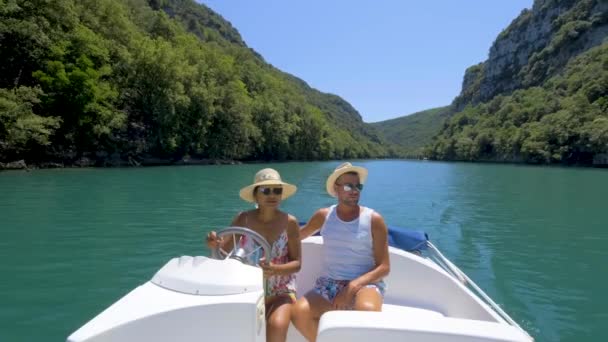 Een Paar Mannen Vrouwen Een Elektrische Boot Bij Gorges Verdon — Stockvideo