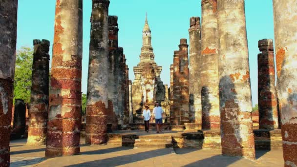 タイのスコータイ旧市街 タイ南アジアの古代都市と文化 スクワタイ歴史公園 男性と女性のカップルを訪問ワットマハタット タイの古い歴史的な都市 — ストック動画