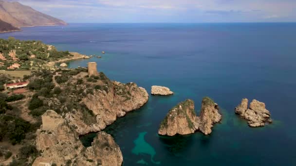夏の間 シチリアイタリアのヨーロッパのスコペッロビーチ スコペッロ近くの地中海沿岸 海と沿岸の物件を見る — ストック動画