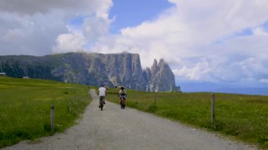 Dolomitler 'de tatilde olan çift Alpe di Siusi, Alpe di Siusi Dağı' nda sabah güneşinde Alpe di Siusi adlı erkek ve kadın. 