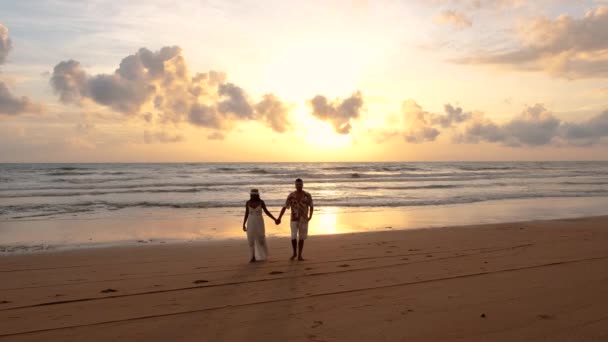 Pareja Hombres Mujeres Playa Atardecer Junto Océano Phuket Tailandia Una — Vídeos de Stock