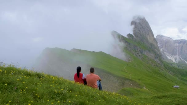 Par Hombres Una Mujer Visitan Los Alpes Dolomitas Cordillera Odle — Vídeos de Stock