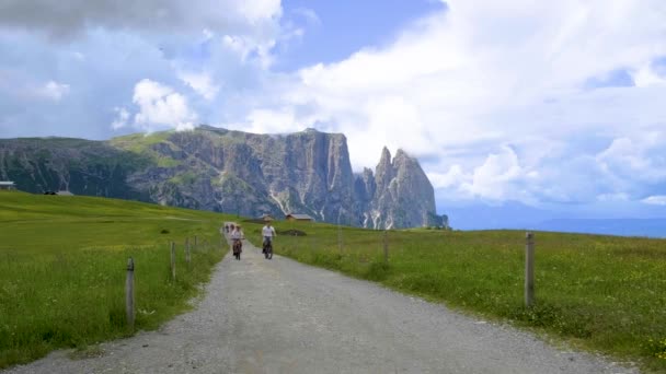Пара Чоловіків Жінок Відпустці Доломітах Італія Alpe Siusi Чоловіки Жінка — стокове відео