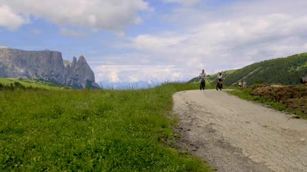 Pár Mužů Žen Dovolené Dolomitách Itálie Alpe Siusi Muži Žena — Stock video