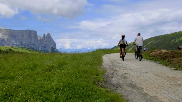 Пара Мужчин Женщин Отдыхе Доломитовых Альпах Италии Alpe Siusi Мужчины — стоковое видео