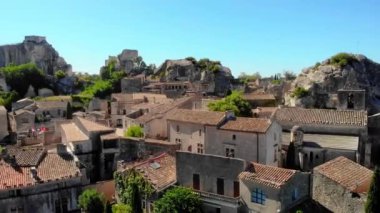 Les Baux de Provence köyü, kaya oluşumunda ve kalesinde. Fransa Avrupa, Alpiller 'in kalbindeki kaya görüntüsü Baux Şatosu tarihi Unesco köyü