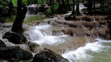 Erawan Şelalesi Tayland, Tayland 'da güzel bir orman şelalesi. Ulusal Park 'ta Erawan Şelalesi. Şelaleli yeşil orman