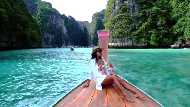 Asiatiska Kvinnor Framför Longtail Båt Vid Kho Phi Phi Thailand — Stockvideo
