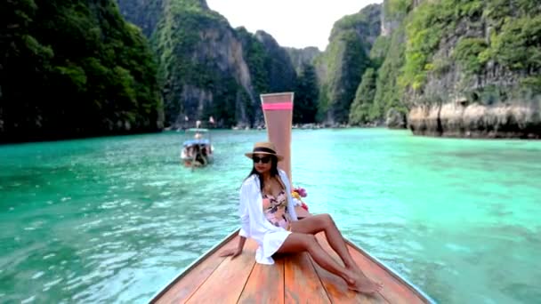 Kho Phi Tayland Uzun Kuyruklu Bir Teknenin Önündeki Asyalı Kadınlar — Stok video